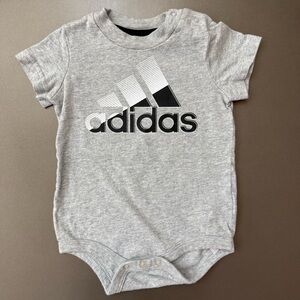 3/$10 🛒🛍️ Adidas Baby Kids Gray Bodysuit - Size 9 Months